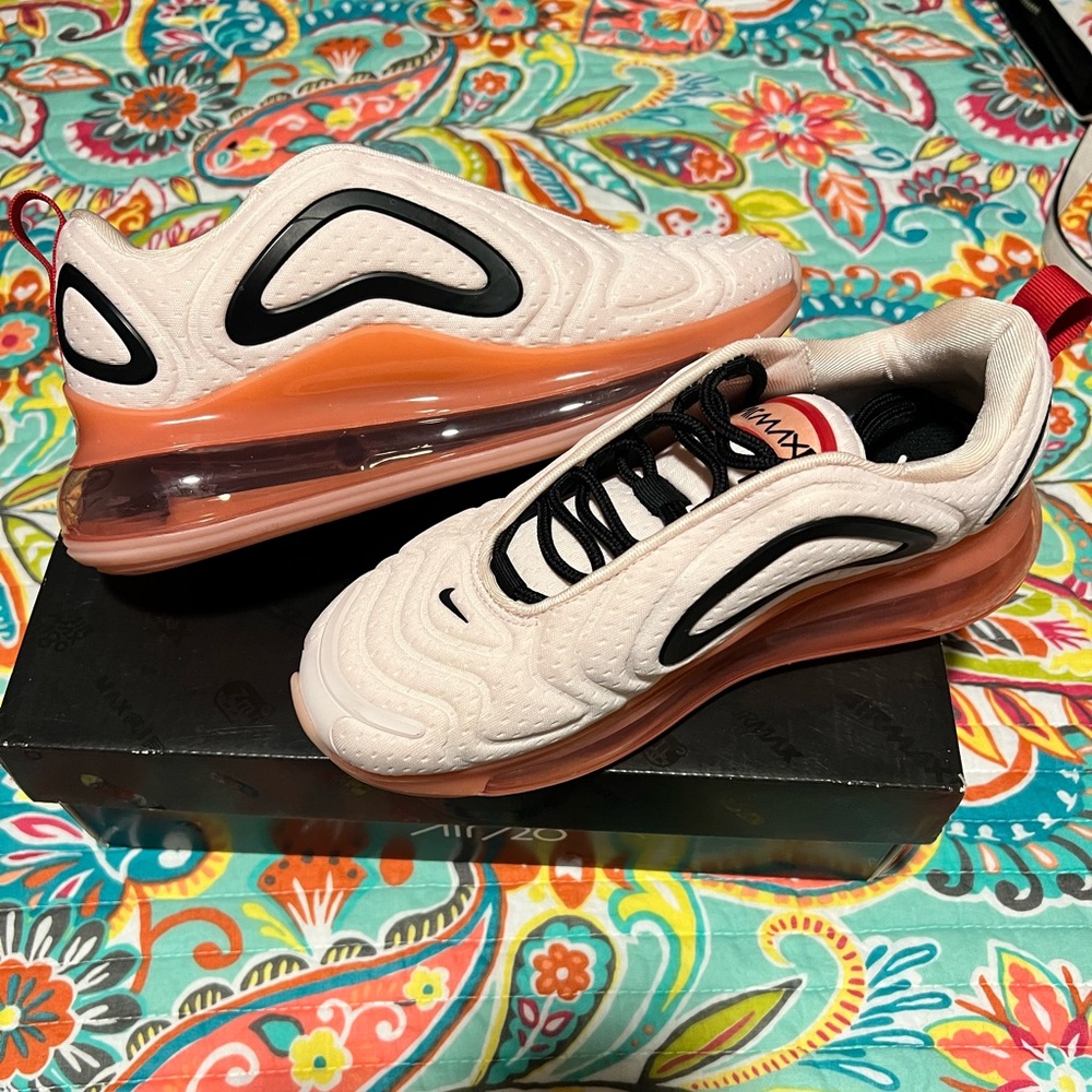 W NIKE AIR MAX 720